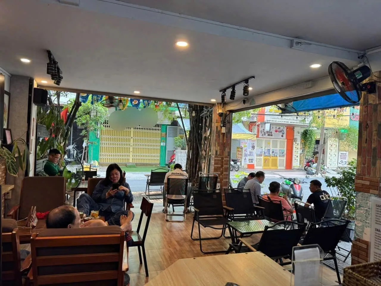 SANG GẤP QUÁN CAFE LÔ GÓC 2 MẶT TIỀN KHU BÀU CÁT, TÂN BÌNH – CHỈ 200 TRIỆU, DOANH THU ỔN ĐỊNH - Ảnh 2