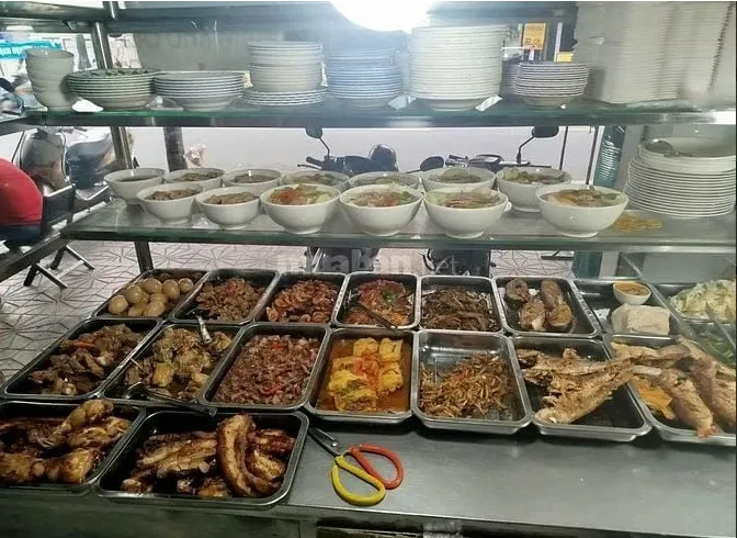 Sang gấp quán cơm gia đình mặt tiền Âu Dương Lân Q8, 4x15m (Trệt 3 lầu), đang đông khách.