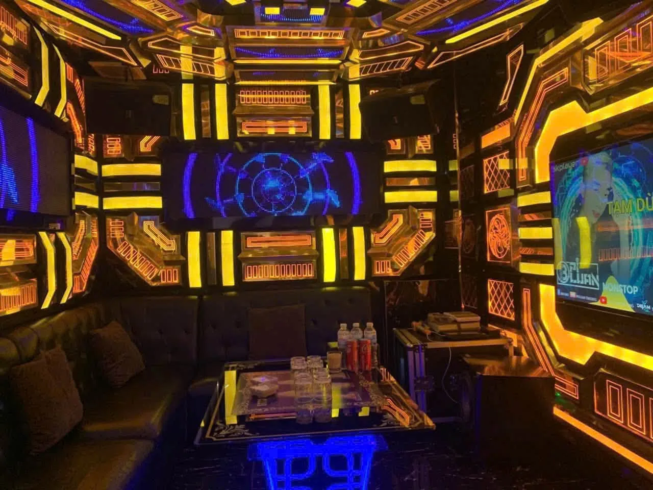 Sang nhượng Karaoke 16 phòng VIP tại Phú Mỹ Hưng, Q7, 2 mặt tiền, đầy đủ PCCC