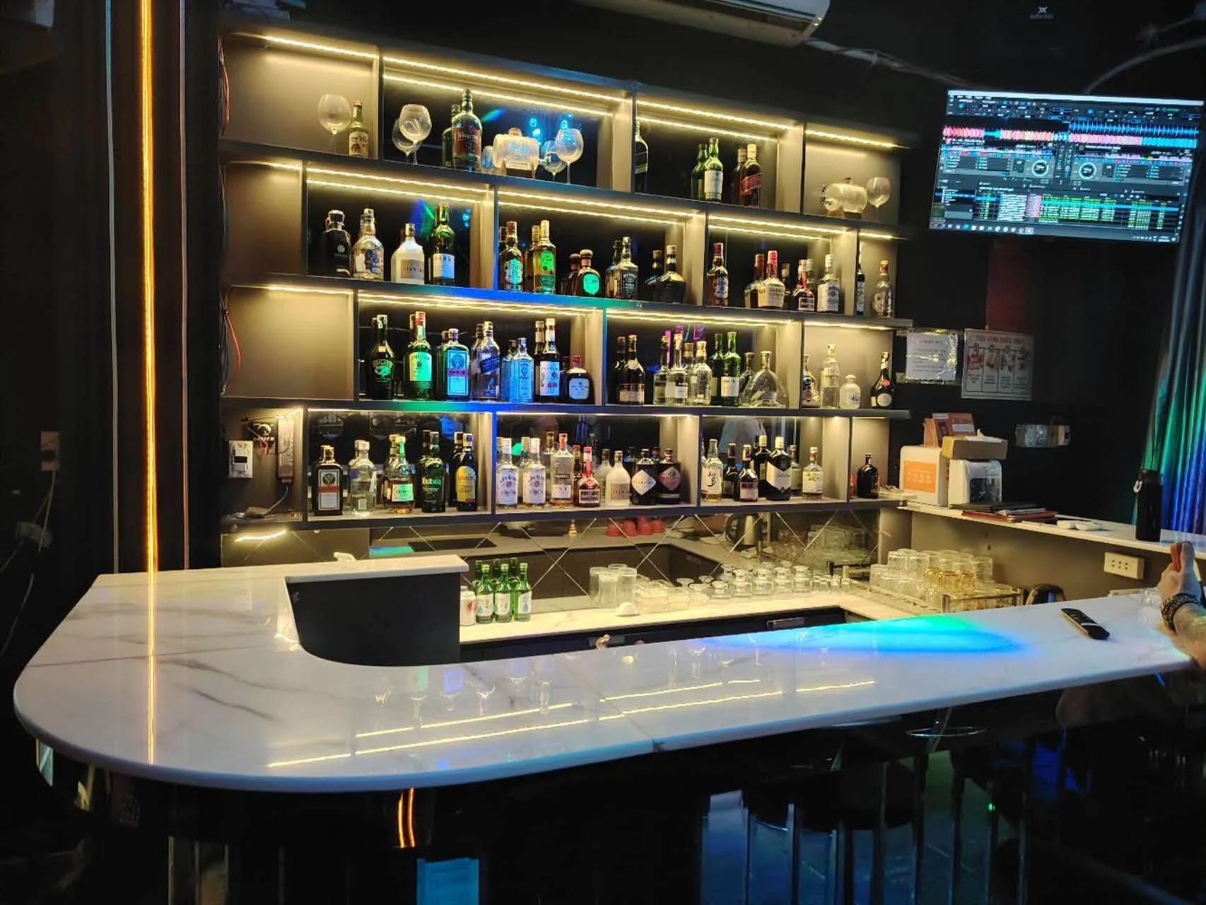 SANG NHƯỢNG QUÁN BAR – VỊ TRÍ ĐẮC ĐỊA ĐƯỜNG LÊ THÁNH TÔN, QUẬN 1 - Ảnh 3