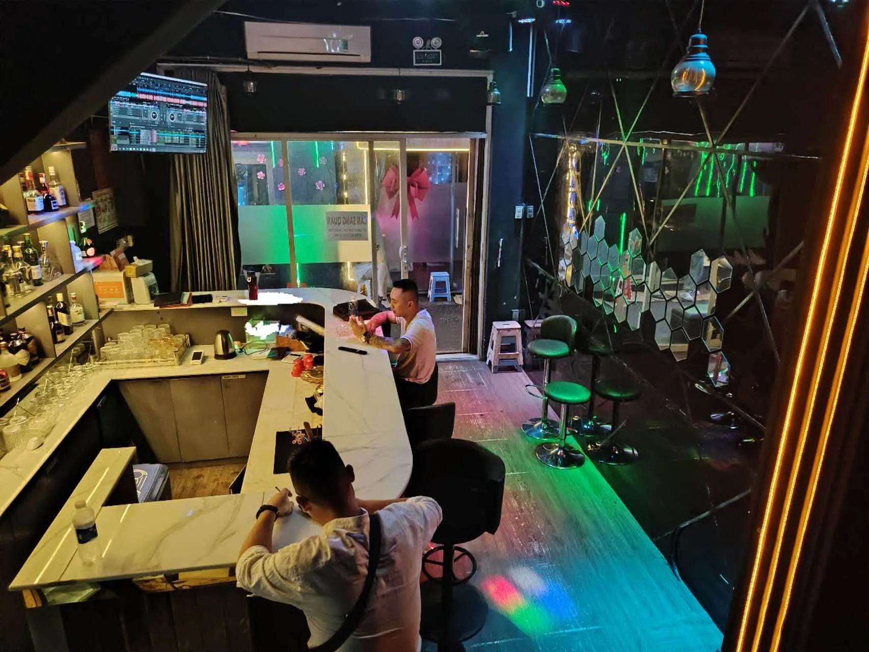 SANG NHƯỢNG QUÁN BAR – VỊ TRÍ ĐẮC ĐỊA ĐƯỜNG LÊ THÁNH TÔN, QUẬN 1 - Ảnh 5