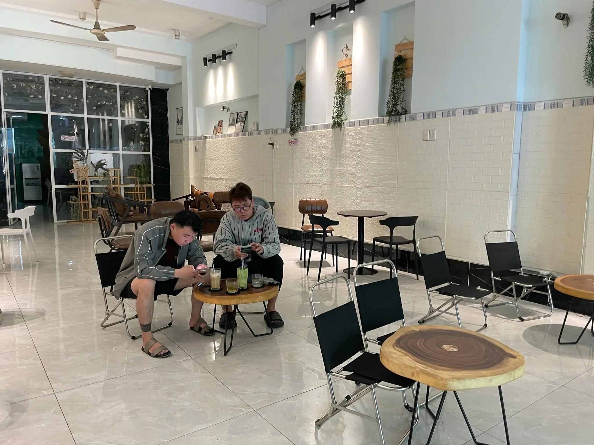 Sang quán cafe Kha Vạn Cân, Thủ Đức, DT 6x27m, giá 150tr (bao gồm cọc)